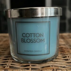 Cotton Blossom Scented 1 Wick Candle by Bath & Bodyworks. Very Fragrant